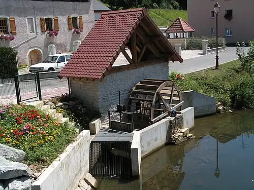 La roue à aubes de l'ancien moulin.