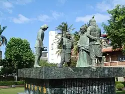 Statues représentant Koxinga et l'émissaire hollandais située aux tours de Chihkan, qui ont été érigées sur l'ancien site du Fort Provintia.