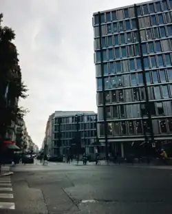 Photographie d'un croisement de rues à Paris avec, au croisement sur le trottoir en face, le bâtiment dans lequel Rosanvallon enseigne.