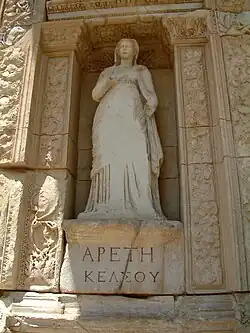 Copie de la statue de la Vertu (ἀρετή / arété), in situ.