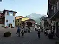 Place Justice et Liberté avec le préau abritant la fresque alpine de C. Prandoni.
