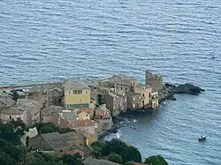 Marine d'Erbalonga vue depuis la colline avec le port juste derrière les maisons.
