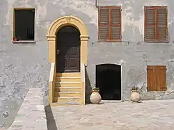 Entrée et Porte restaurée donnant sur la cour d'une ancienne maison.