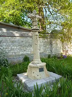 Calvaire situé à proximité de l'église.
