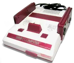 Console Famicom (boite blanche et rouge).