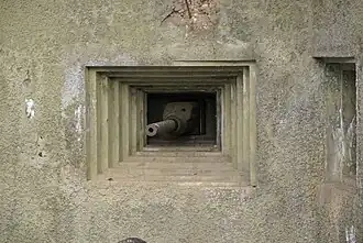 Créneau de défense de l'EM, avec un antichar de 47&nbsp;mm en position.
