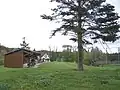 Le practice du golf et à l'arrière-plan, le club-house.