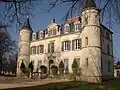 Le château qui abrite l'école de musique et le parc de l'Europe