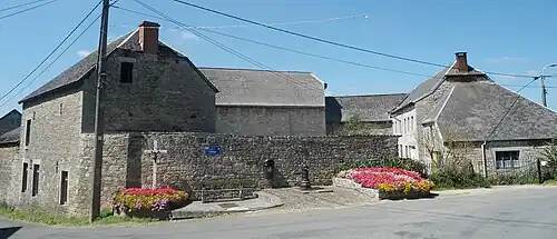 La place du Tilleul et la ferme située au n°2.