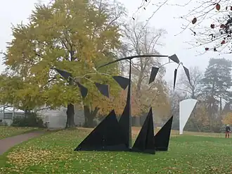 Une statue de Calder dans le jardin