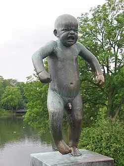 Petit garçon fâché et pleurant