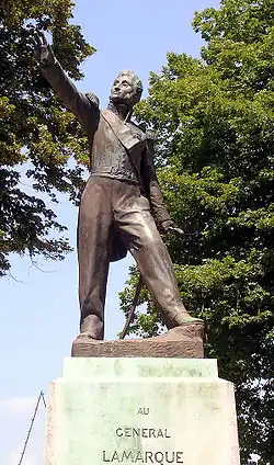 Statue du général Lamarque dans le parc de Morlanne.