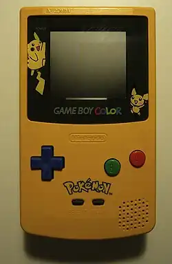 Photo d'une console Game Boy Color illustrée avec des images de Pikachu et Pichu.