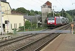 voies, quais et passage à niveau, un train arrive en gare