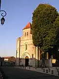 La façade et le clocher.