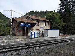 Le bâtiment vu d'un quai (2013).