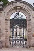 L'entrée de l'abbaye et la grille attribuée à Jean Lamour.