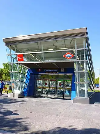 Édicule d'accès de la station.