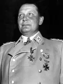 Photographie en noir et blanc de Hermann Göring, en uniforme et arborant des décorations, le 9 mai 1945