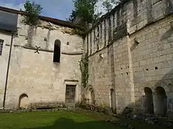 L'église et le croisillon nord, jouxtant la salle capitulaire.