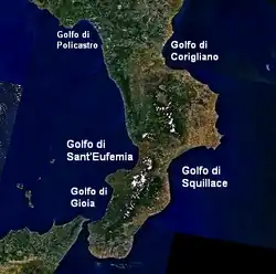 Image satellite légendée des golfes de Calabre, avec le golfe de Squillace à l'est.