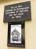 Synagogue détruite en 1942 avec plaque commémorative[40]