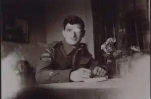 Léo Major écrivant à sa compagne lors d'une permission aux Pays-Bas.