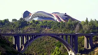 Le pont, avec le complexe Karen Demirtchian en arrière-plan.