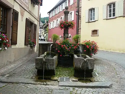 Fontaine du XVIIIe&nbsp;siècle avec ses deux bassins secondaires.