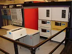 Ordinateur central IBM System 360/30.