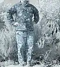 Comparaison dans le proche infrarouge (appareil de vision nocturne à faible luminosité) d'une veste d'uniforme de travail de la marine (Navy Working Uniform) avec un pantalon MARPAT.