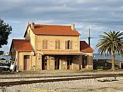 Le bâtiment voyageur en mars 2010 côté voies.