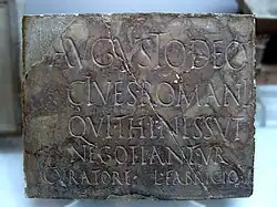 Plaque montrant une dédicace sur cinq lignes en latin à l'empereur Auguste