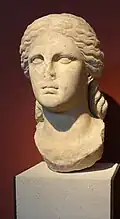Isis (?). Marbre de Thasos, H. 51&nbsp;cm. Début IIIe&nbsp;siècle. Thessalonique, MArch[146]