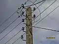 Isolateurs tête fendue sur une ligne basse tension.