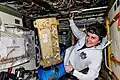Anna Kikina remplaçant du matériel électronique à l'intérieur du module Zarya de la Station spatiale internationale.