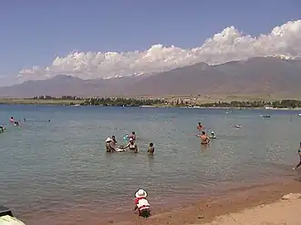Plage sur les berges de l'Yssyk Koul.