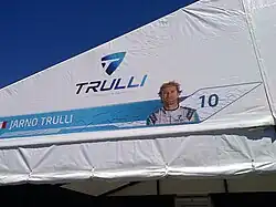 Toit d'un stand, lors d'un évènement automobile, sous un ciel bleu.