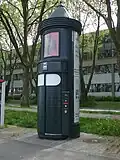Litfaßsäule avec des toilettes à la gare centrale de Karlsruhe.