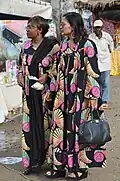 Détail du tissu et de ses ornements artisanaux