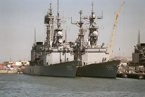 L'USS&nbsp;Kidd (à gauche) et l'USS&nbsp;Peterson de la classe Spruance en avril 1996.