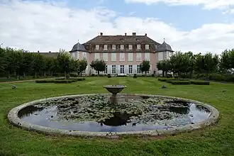 Façade côté jardins.