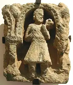 Homme kouchan en costume traditionnel avec la tunique et les bottes, IIe&nbsp;siècle, Gandhara.