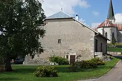Commune de Lac-des-Rouges-Truites, une ancienne ferme comtoise et l'église du village.