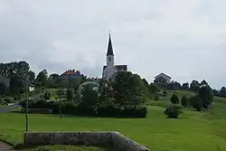 Commune de Lac-des-Rouges-Truites, l'église et le hameau des Thévenins.