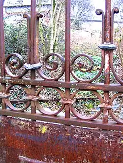 Colliers décoratifs en plomb moulé sur un portail (Laruns, France) XXe&nbsp;siècle.