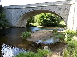 Le Pont-de-Mars, sur la rive du Chambon.