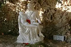 Réplique moderne de la Pietà de Michel-Ange au pied de la statue de Notre-Dame du Liban.