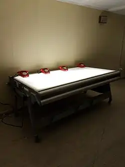 Table lumineuse et téléphones rouges dans la salle de commandement du bunker ARK.