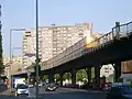 Le viaduc du métro aérien et les logements sociaux en arrière-plan (en 2006).